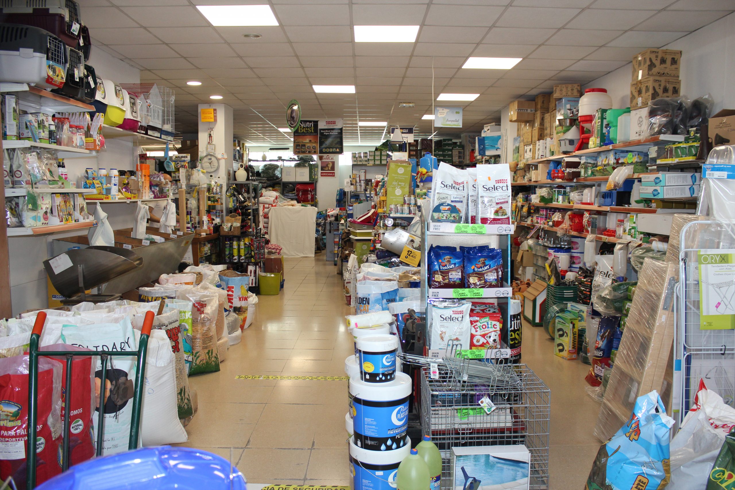 Tienda interior agro canals piensos y complementos